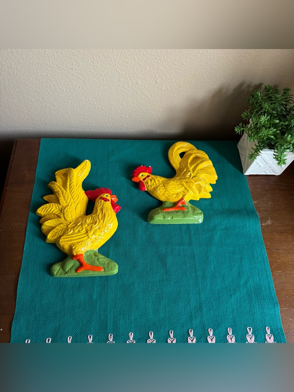 Vintage style ceramic Rooster wall hanging set